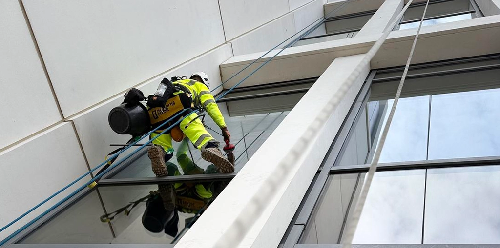 building glass windows cleaning