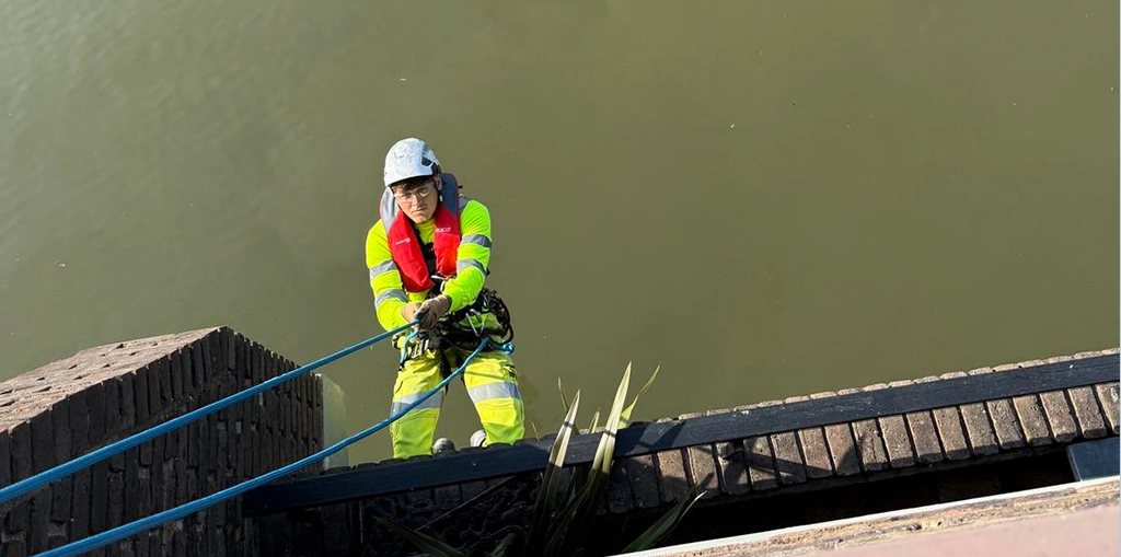 Rope access technician at Work